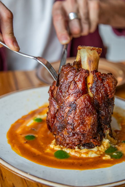 Codillo de cerdo sobre puré de arepa