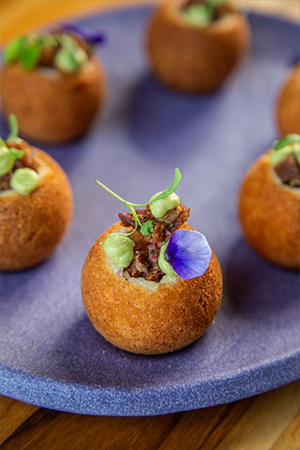 Buñuelos rellenos de chicharrón